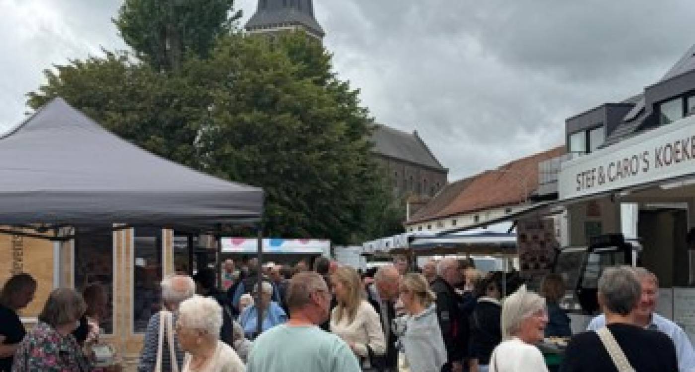Wekelijkse markt in Moen